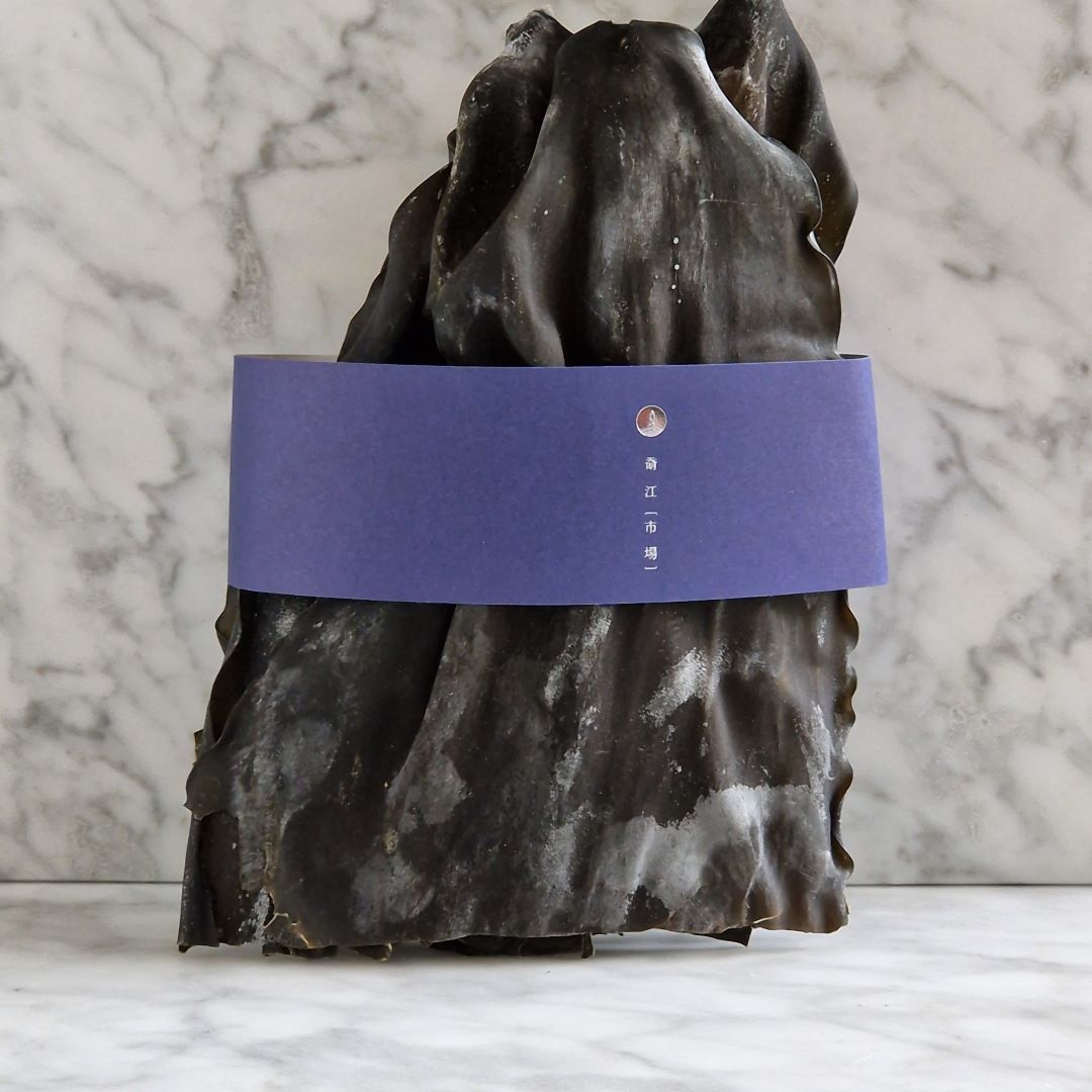 Dashima sorti du sachet avec un emballage bleu