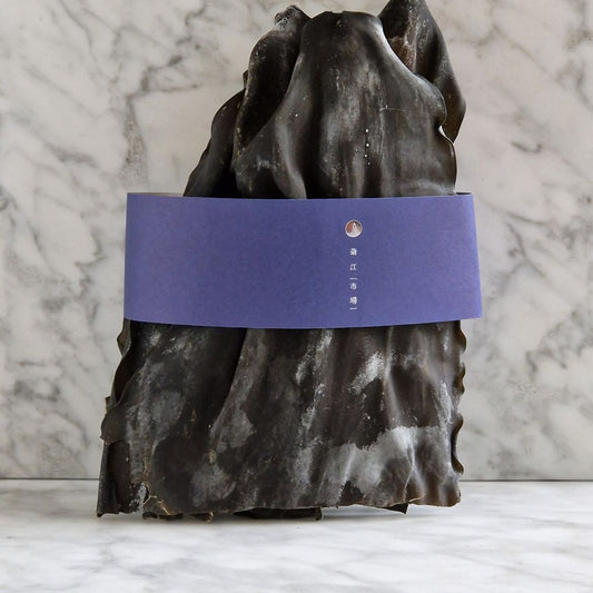 Dashima sorti du sachet avec un emballage bleu