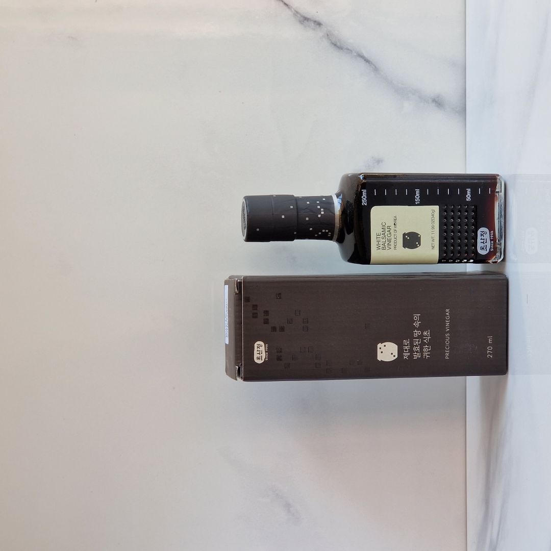 Bouteille de vinaigre balsamique blanc coréen Chosanjung 270 ml, à base de raisin blanc fermenté, et son coffret en carton