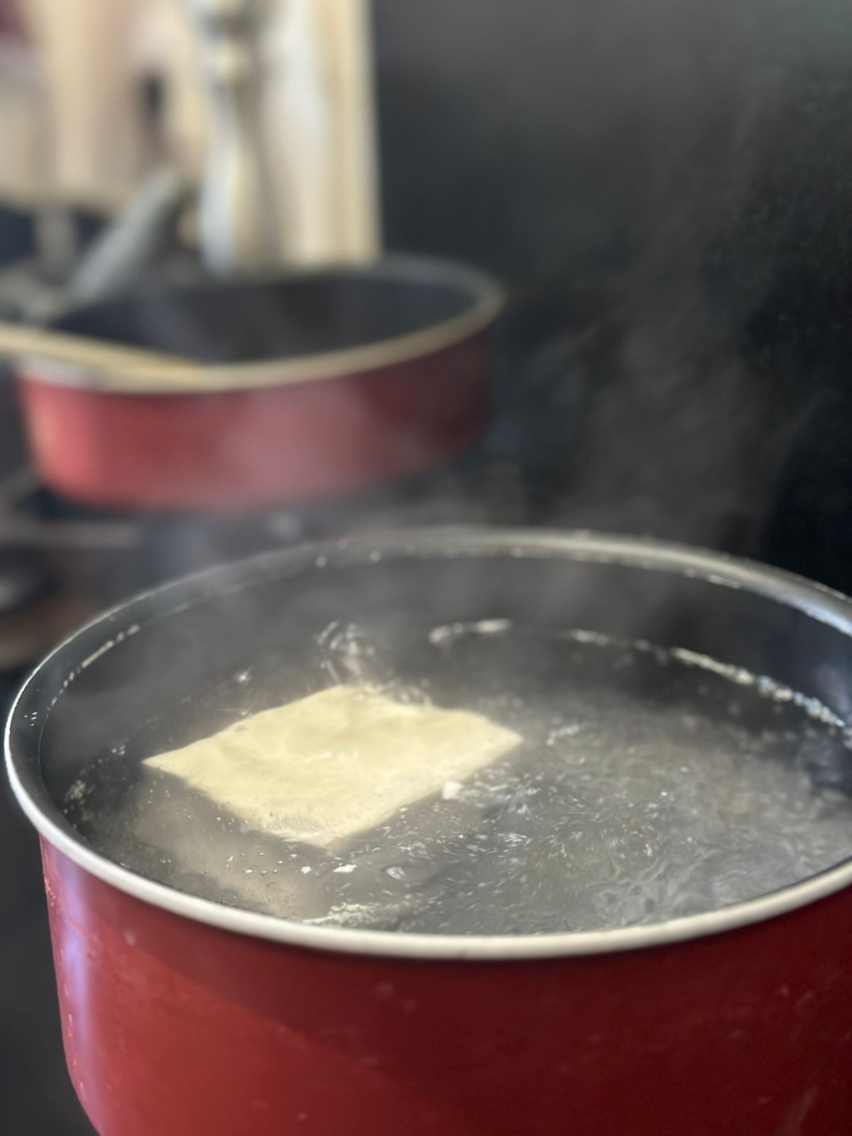 Tofu ferme Morinaga en cuisson dans l'eau bouillante