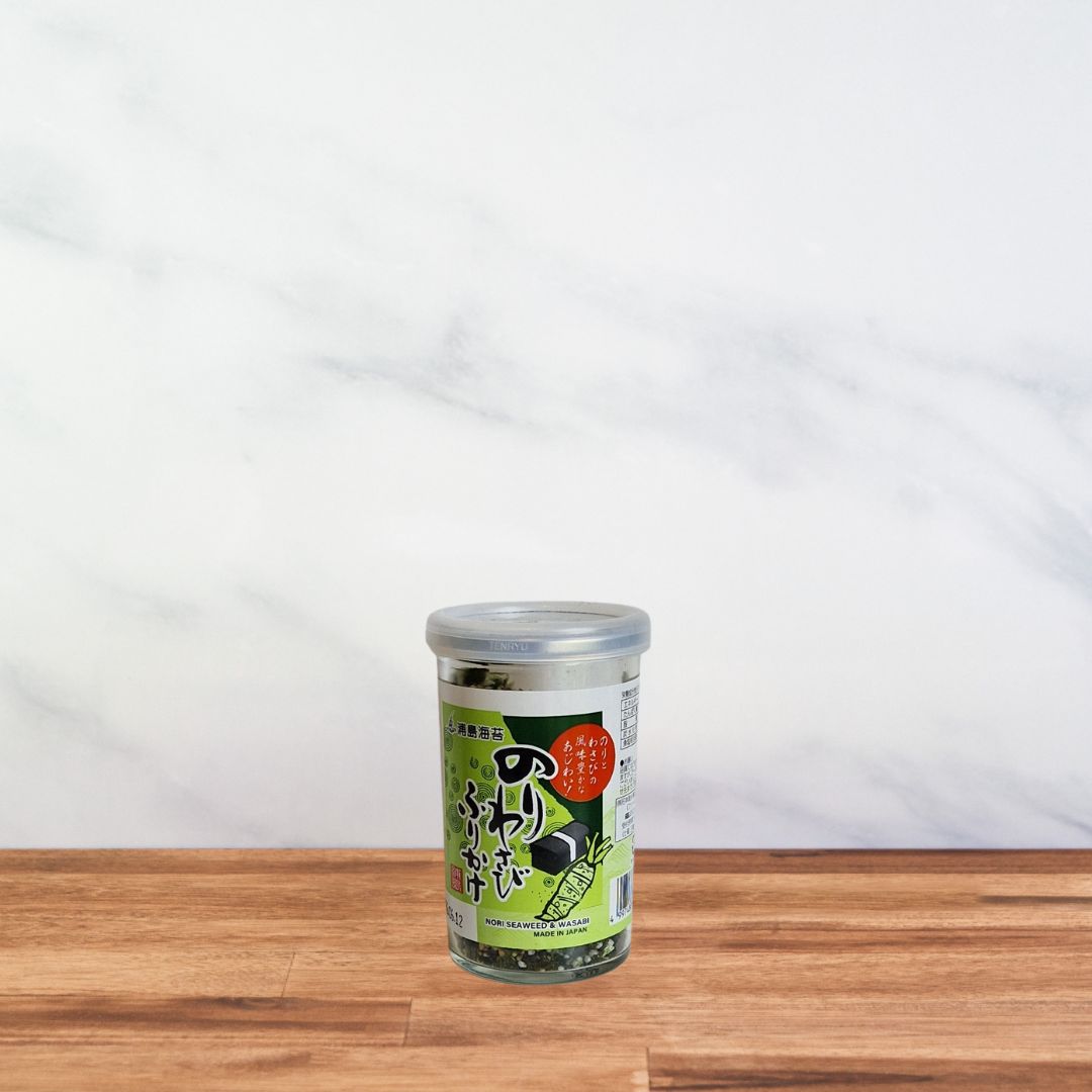 Pot de Furikake Nori Wasabi de la marque Urashima, 50g, avec étiquette verte et illustrations japonaises.
