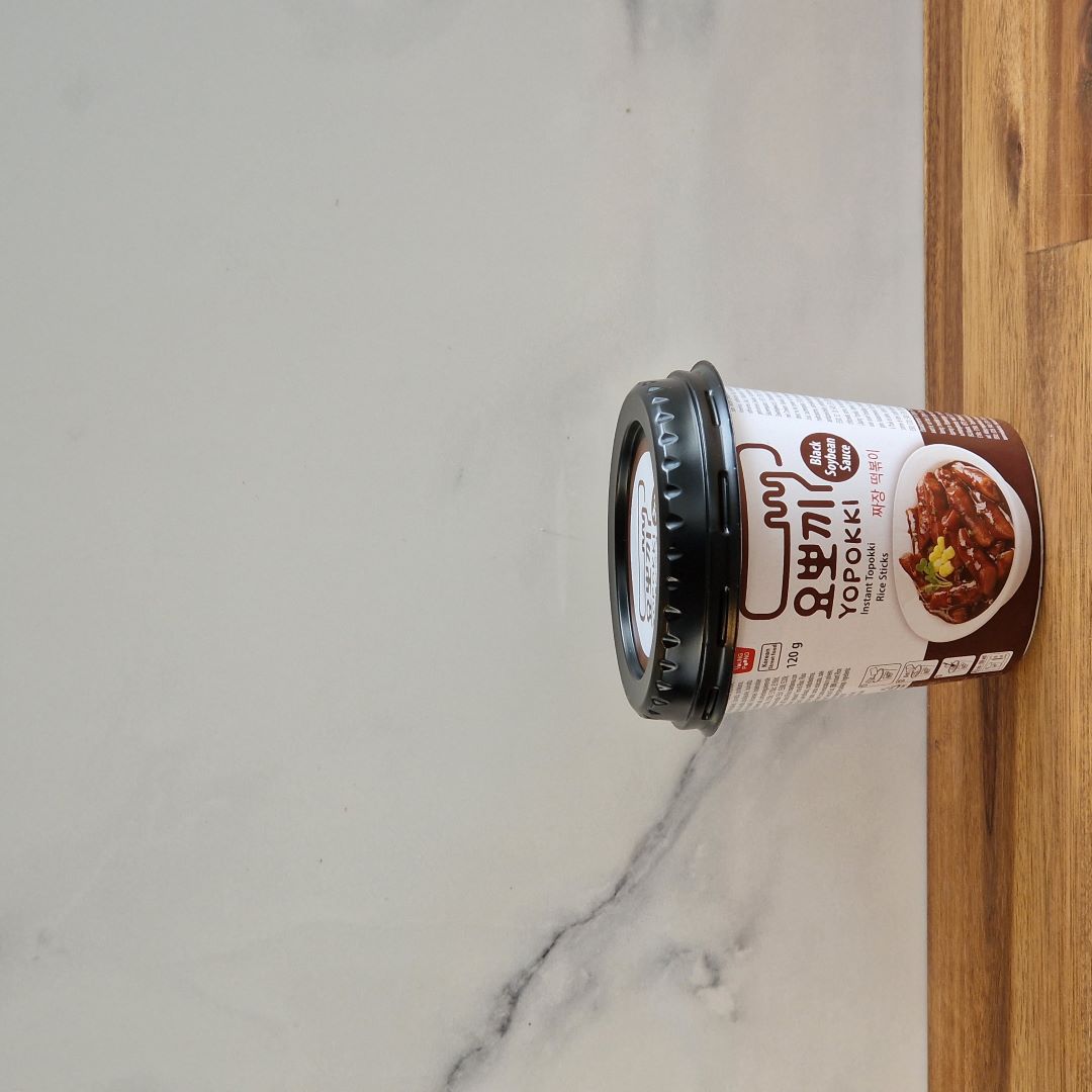 Pot de topokki (ou tteokbokki) au Jjajang. Yopokki