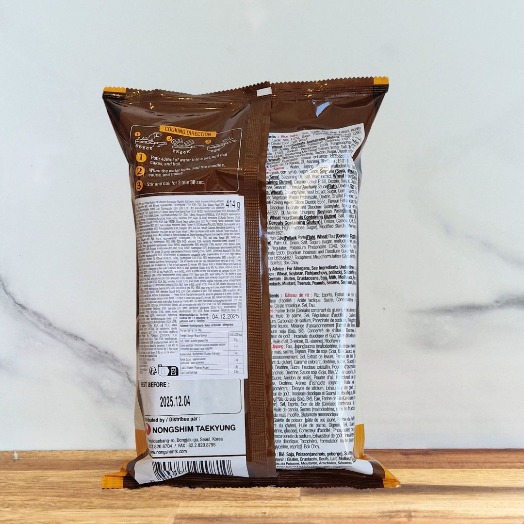 Rapokki Jjajang préparé – nouilles et tteok nappés de sauce soja noir jjajang