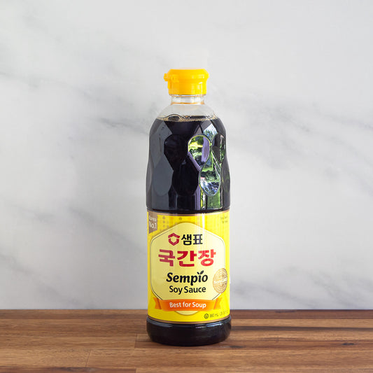 Bouteille de Guk Ganjang vue de face. Sauce de soja pour cuisiner les soupes.