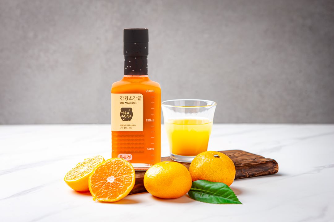 photo de la bouteille de vinaigre de mandarine avec des fruits
