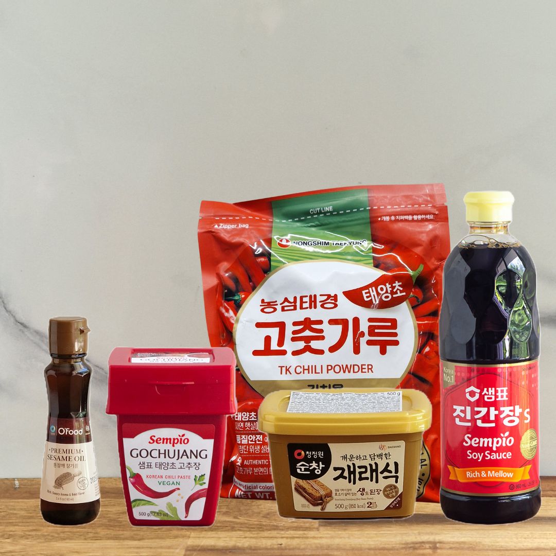 Photo du Starter Pack Cuisine Coréenne contenant 5 ingrédients essentiels : gochujang, doenjang, sauce soja, gochugaru, et huile de sésame, parfait pour débuter les recettes coréennes.
