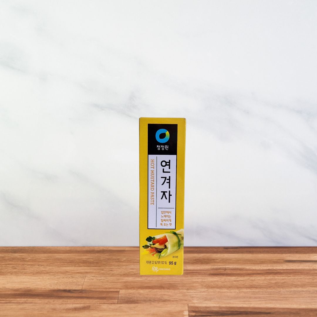 Boîte d’emballage jaune de la moutarde coréenne forte Chung Jung One avec illustrations culinaires coréennes