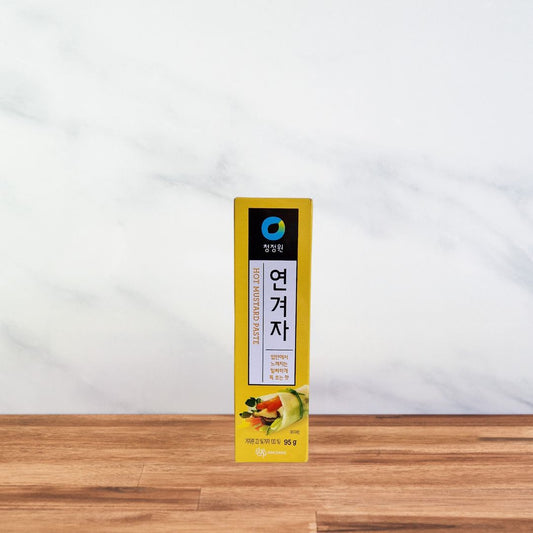 Boîte d’emballage jaune de la moutarde coréenne forte Chung Jung One avec illustrations culinaires coréennes