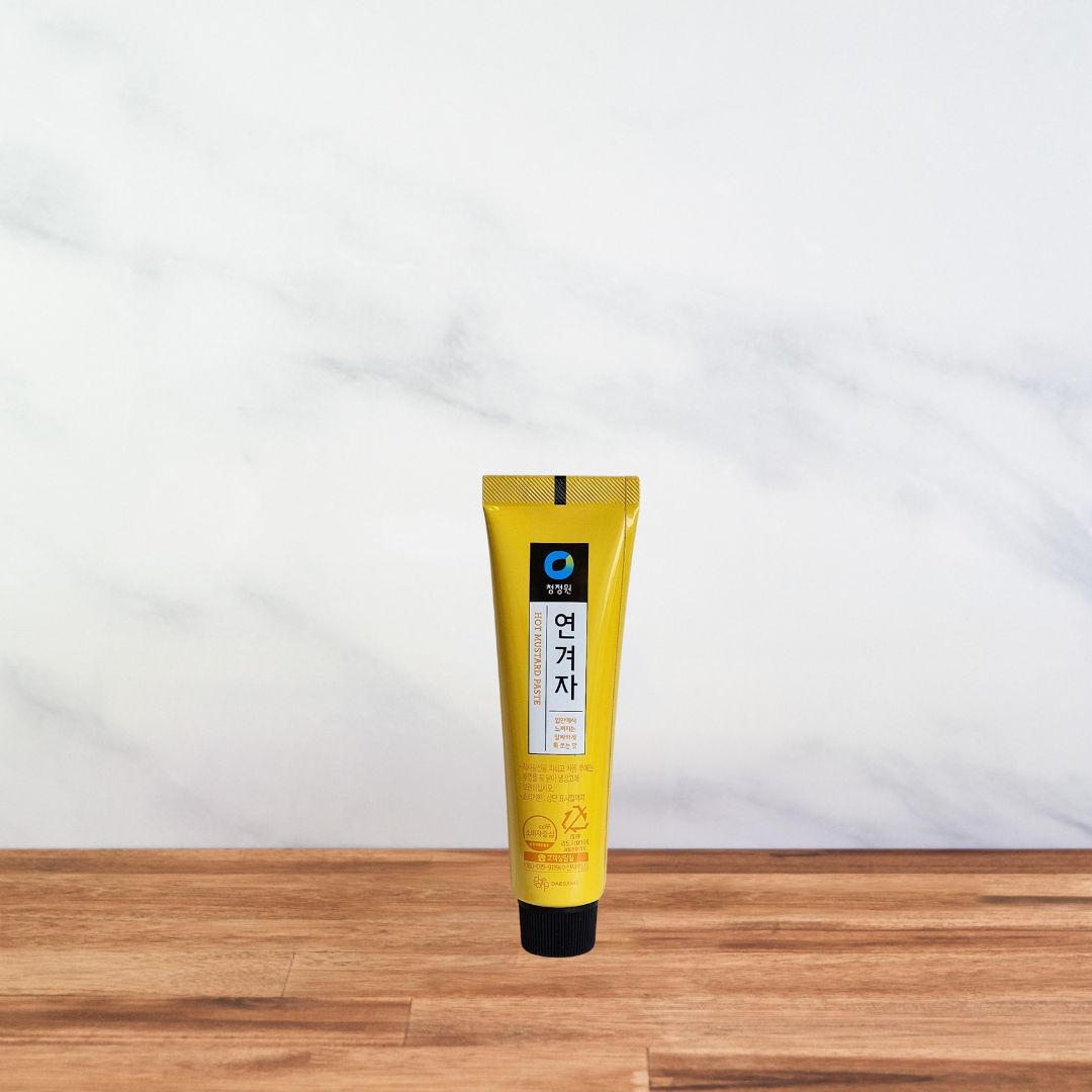 Tube de moutarde coréenne forte Chung Jung One 95g, couleur jaune avec bouchon noir.