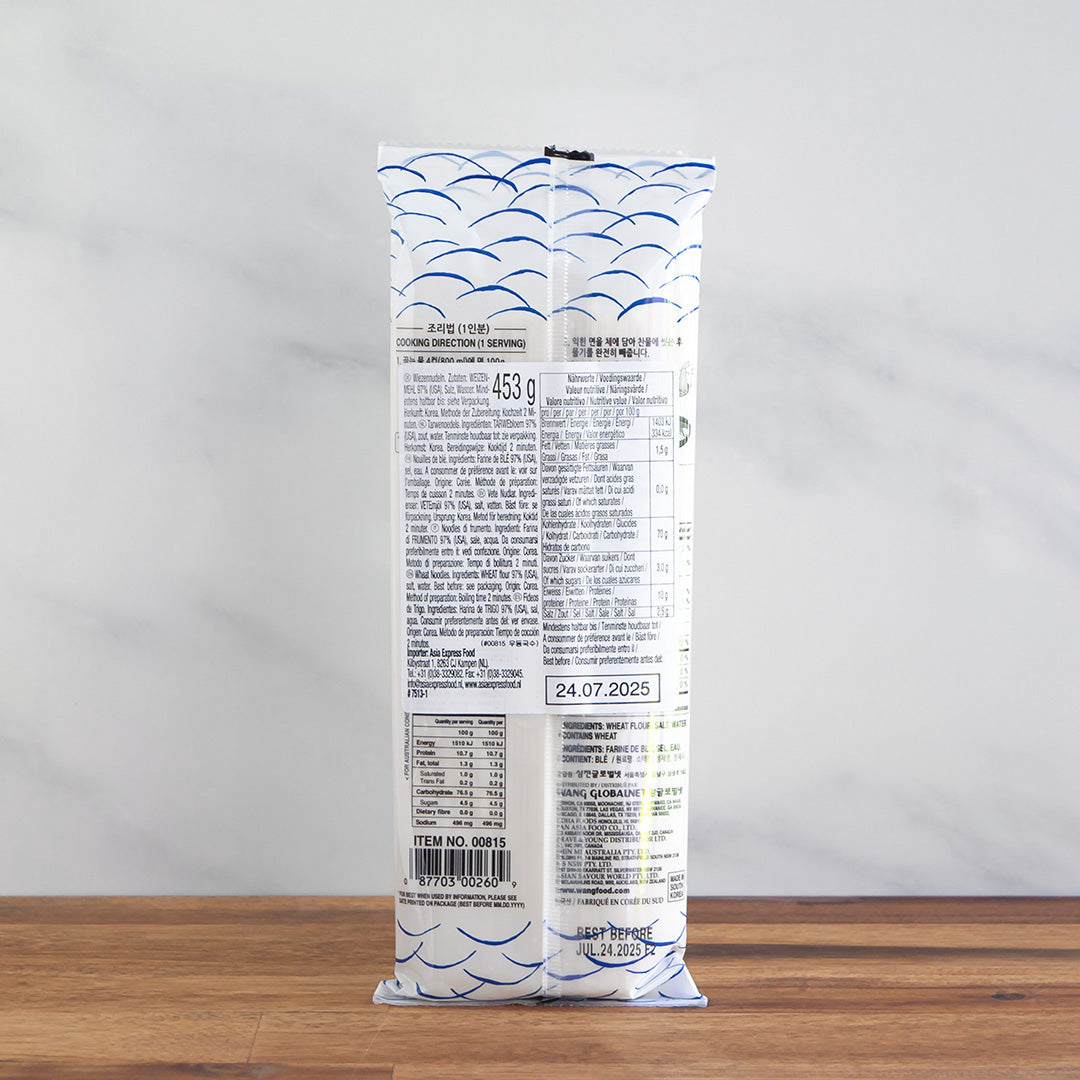 petit paquet de nouilles udon vu de dos