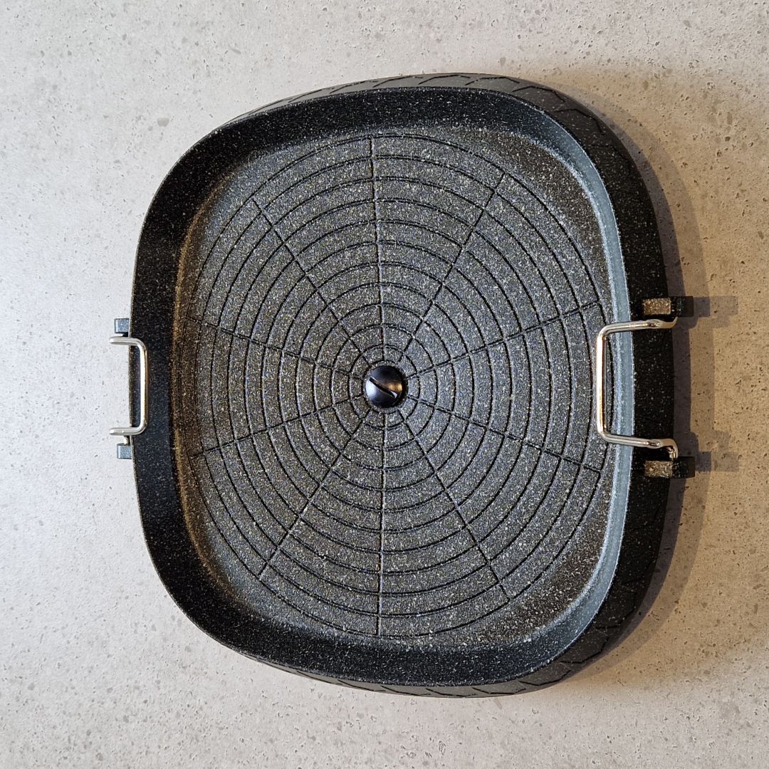 Plaque barbecue coréenne ronde 32 cm avec revêtement antiadhésif et sortie d’huile centrale.