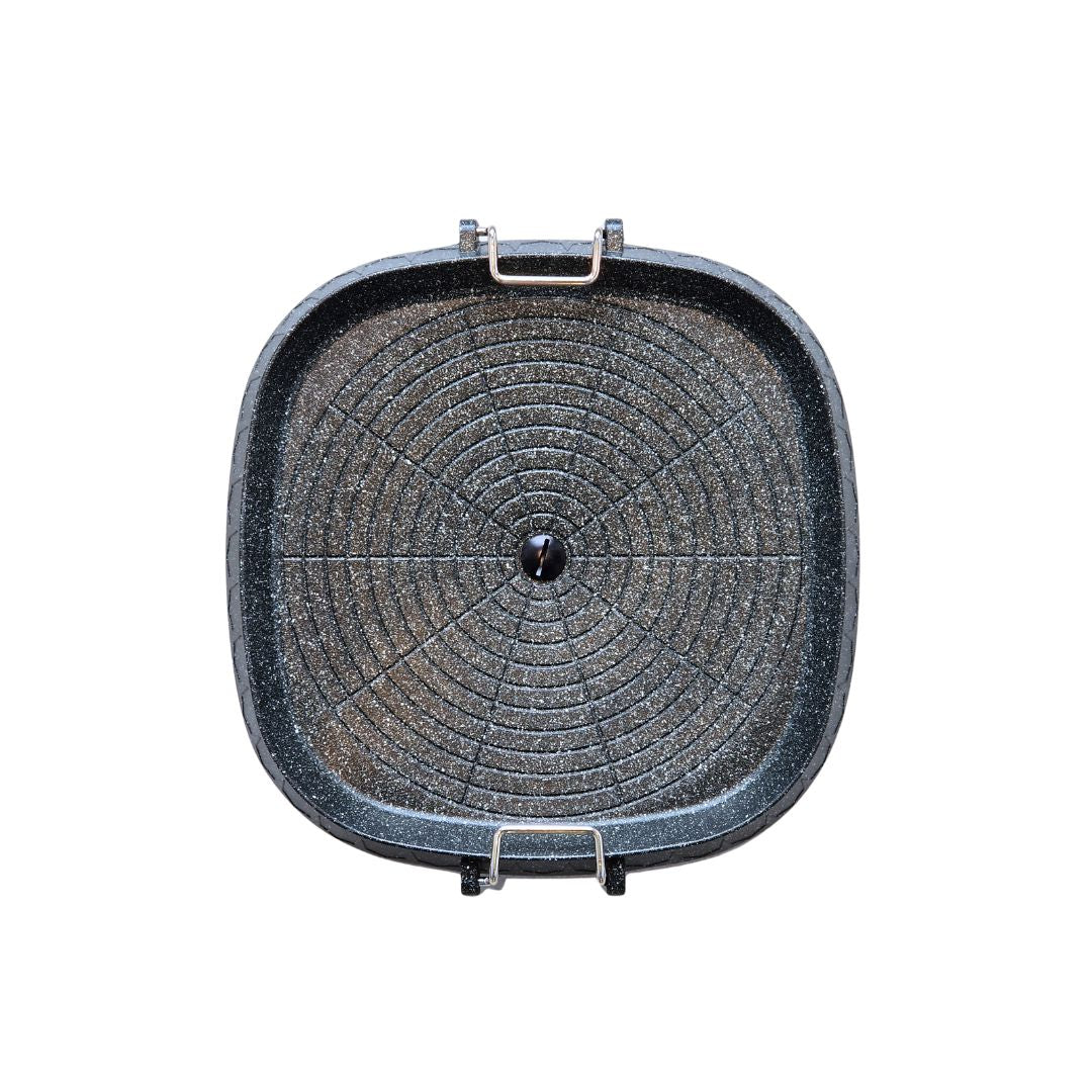 Vue du dessus de la plaque de cuisson Hyosung Metal pour barbecue coréen, surface circulaire rainurée.