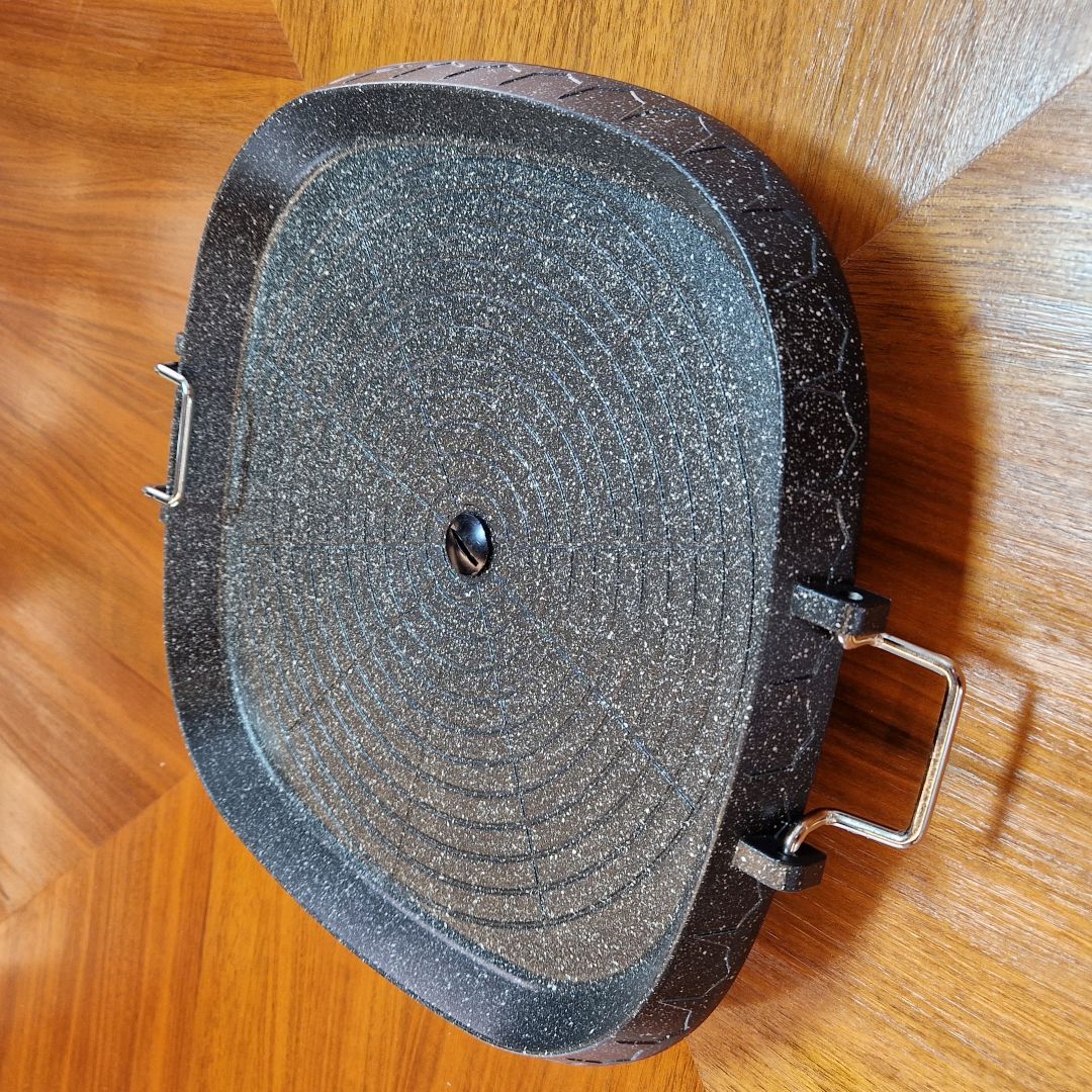 Plaque barbecue coréenne ronde 32 cm avec revêtement antiadhésif et sortie d’huile centrale, sur une table de salle à manger