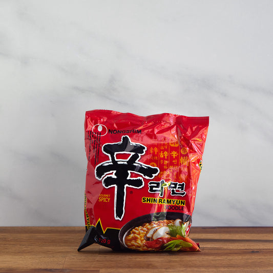 sachet de nouilles instantanées nongshim très piquantes (ramyun, ramen, ramyeon)