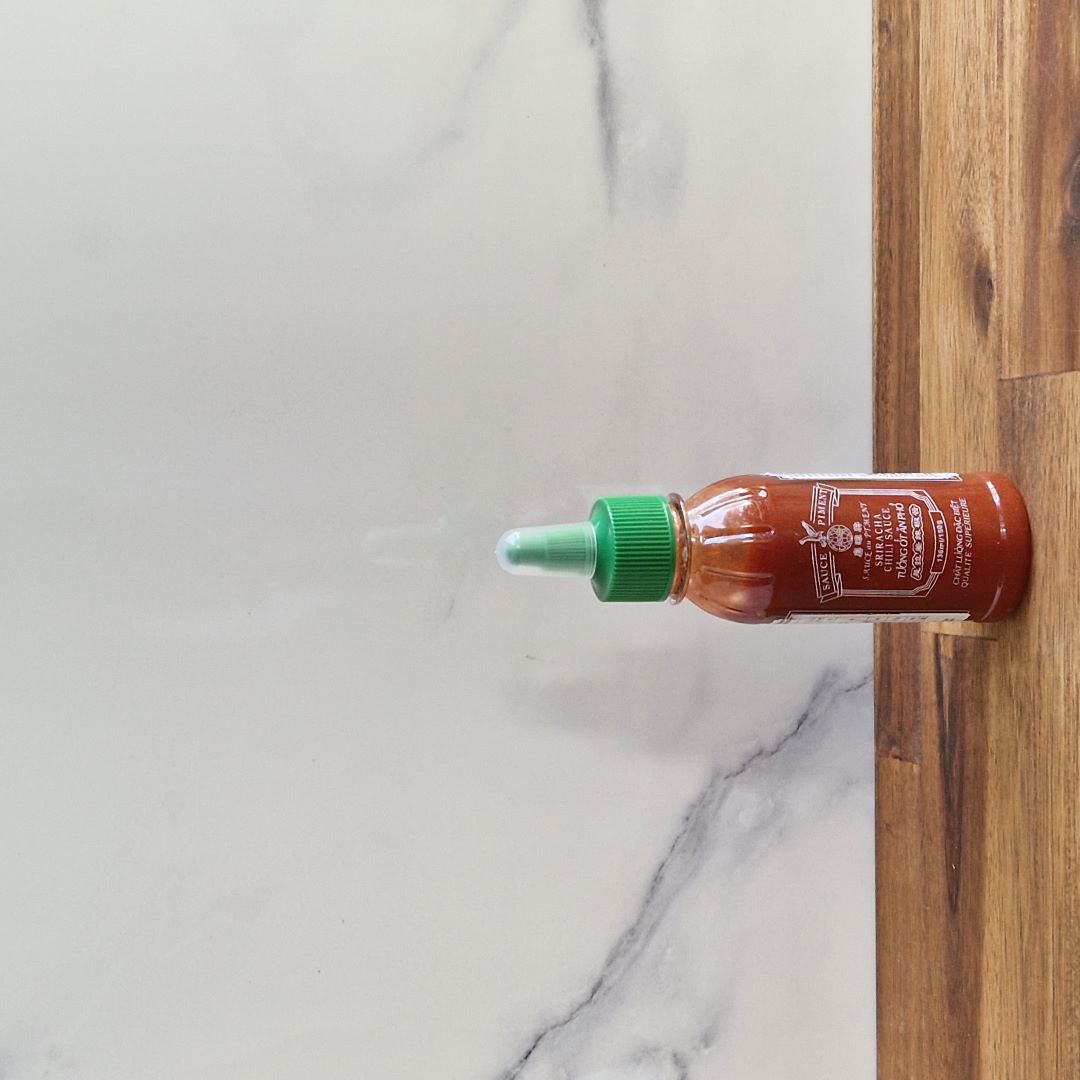 Photo de la bouteille de sauce piquante Sriracha 136ml