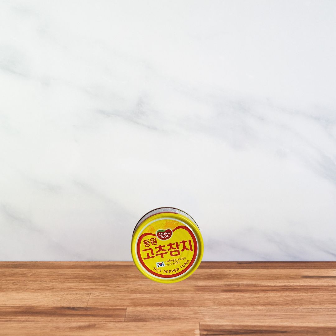 Boîte de thon épicé coréen Dongwon 135g, couvercle jaune et inscription en rouge.