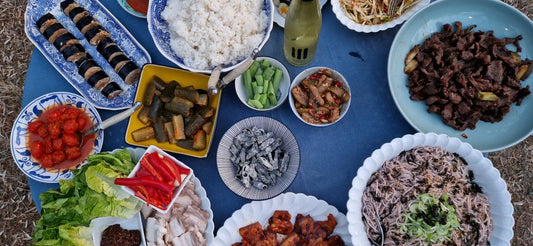 Photo de plats faits maison lors d'un festin coréen - kimchi, gimbab, bulgogi, ssamjang, nouilles froides