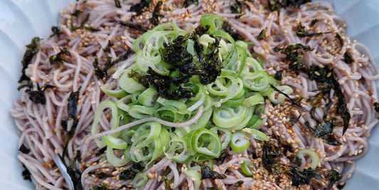Photo du plat terminé de nouilles coréennes froides à la sauce soja, au vinaigre et à l'huile de pérille.