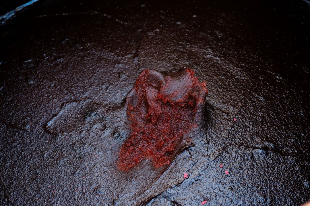 Photo de gochujang encore en vieillissement dans la jarre