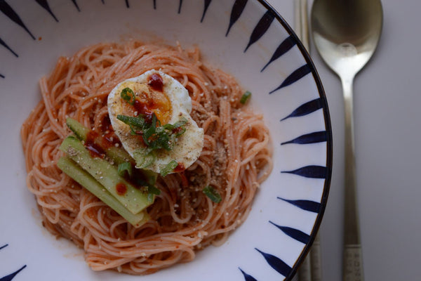 Bibimguksu épicé (비빔국수) – Nouilles coréennes froides à la sauce pimentée