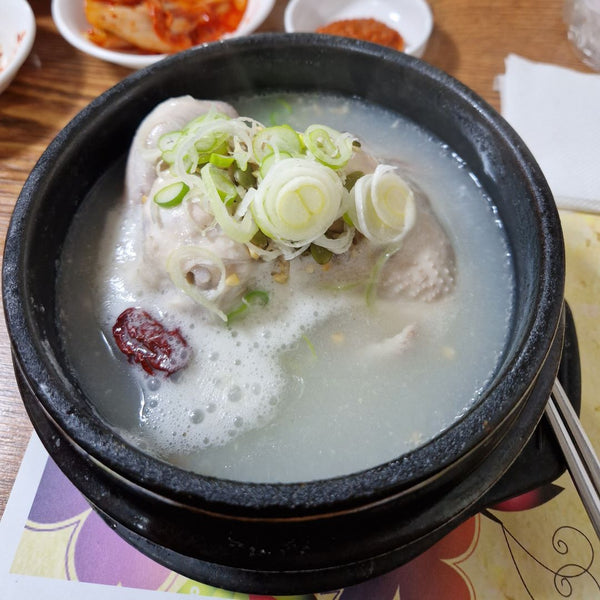 Visuel d'une belle soupe Samgyetang brûlante