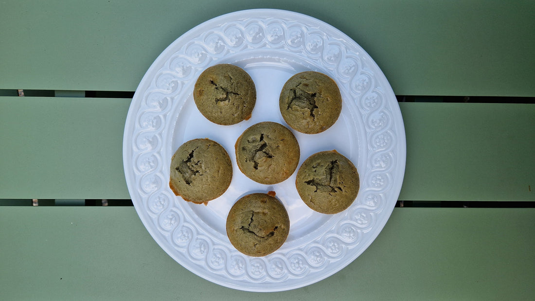 Présentation des madeleines au misugaru d'armoise sur table verte