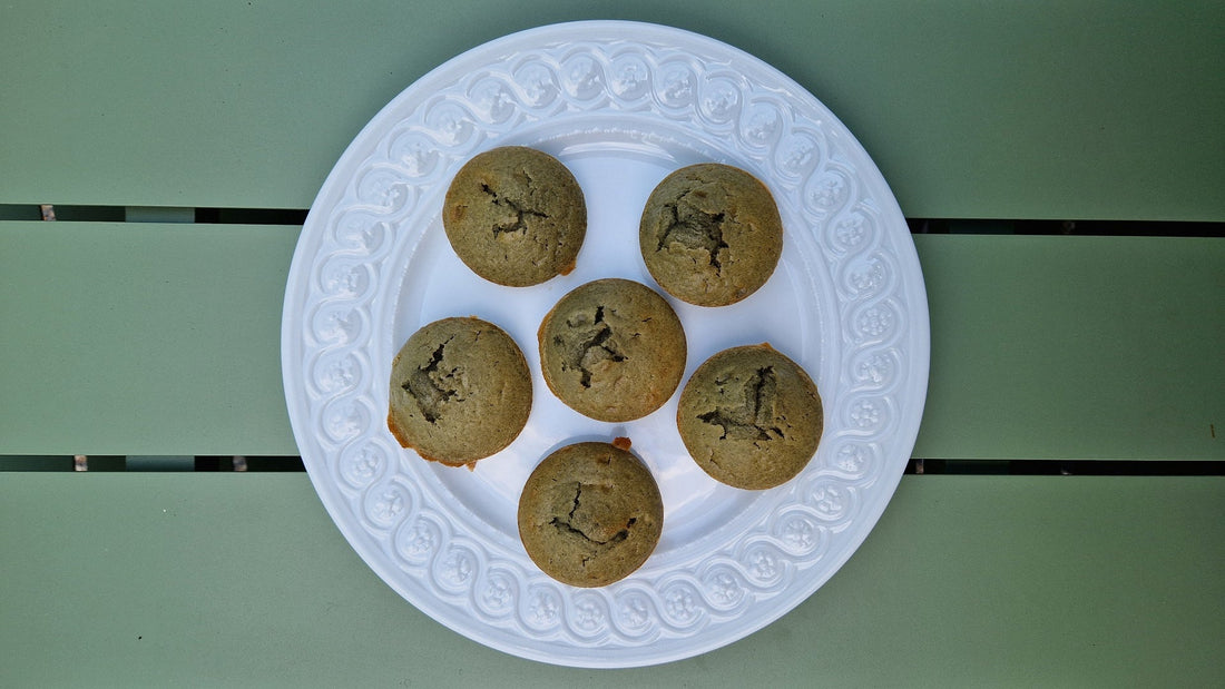 Présentation des madeleines au misugaru d'armoise sur table verte
