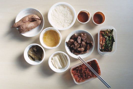 Repas coréen classique avec riz kimchi et autres banchan