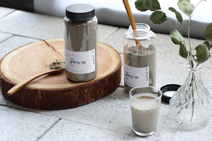 Mise en avant du misugaru noir avec shake et poudre