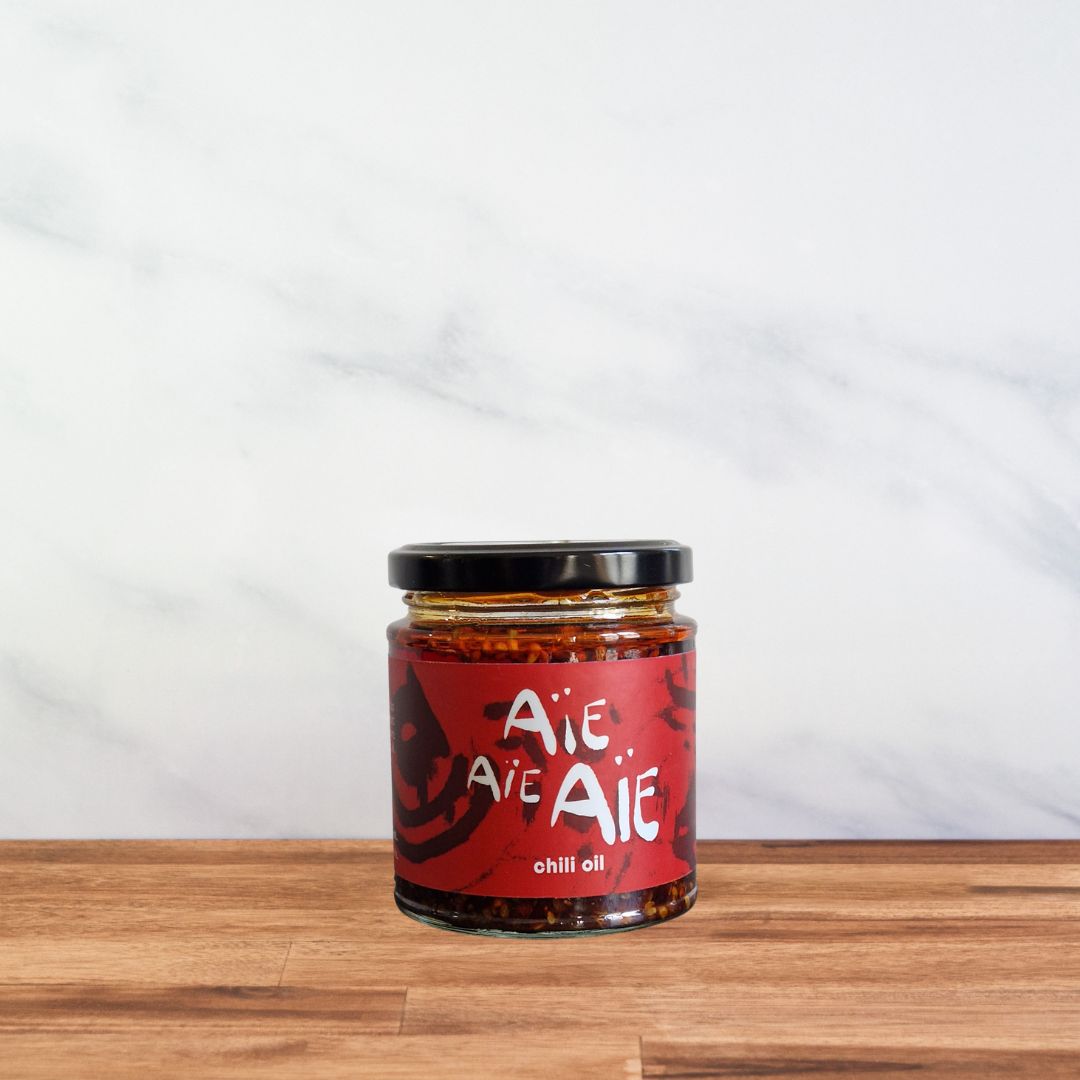 Pot d’huile piquante Aïe Aïe Aïe au gochugaru coréen, un condiment artisanal aux épices et au poivre du Sichuan.