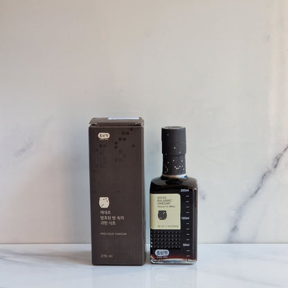 Bouteille de vinaigre balsamique blanc coréen Chosanjung 270 ml, à base de raisin blanc fermenté, et son coffret en carton

