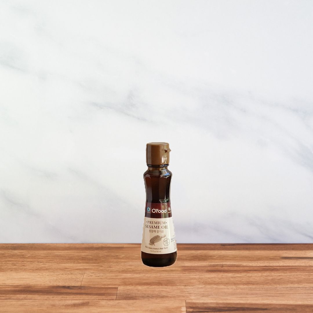 Bouteille d'huile de sésame coréenne sur un plan de travail
