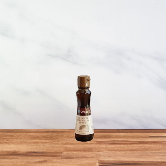 Bouteille d'huile de sésame coréenne sur un plan de travail