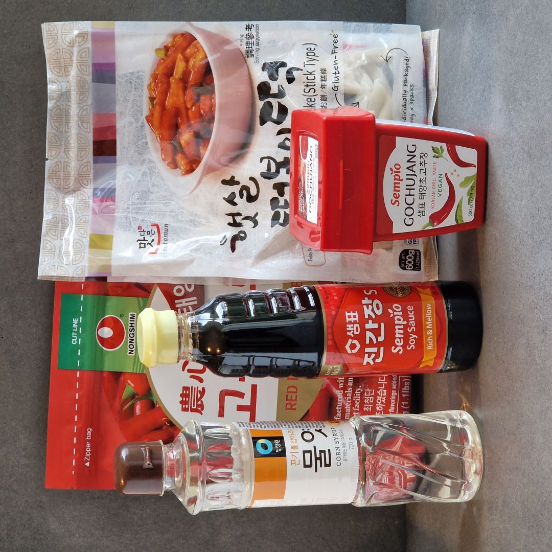 Kit recette avec 5 ingrédients pour réaliser la recette du Tteokbokki coréen ou Toppoki