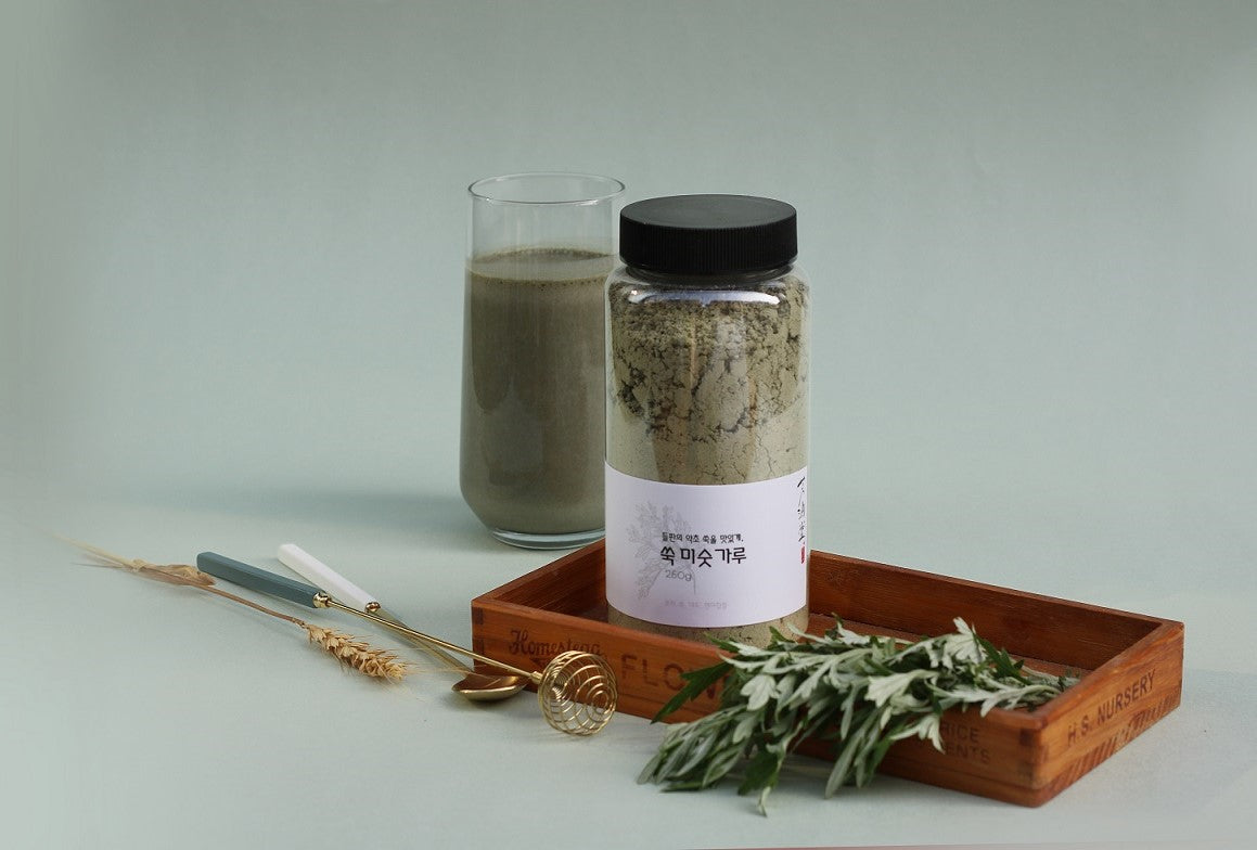 Photo de pot de misugaru, de misugaru en boisson, et de feuilles d'armoises