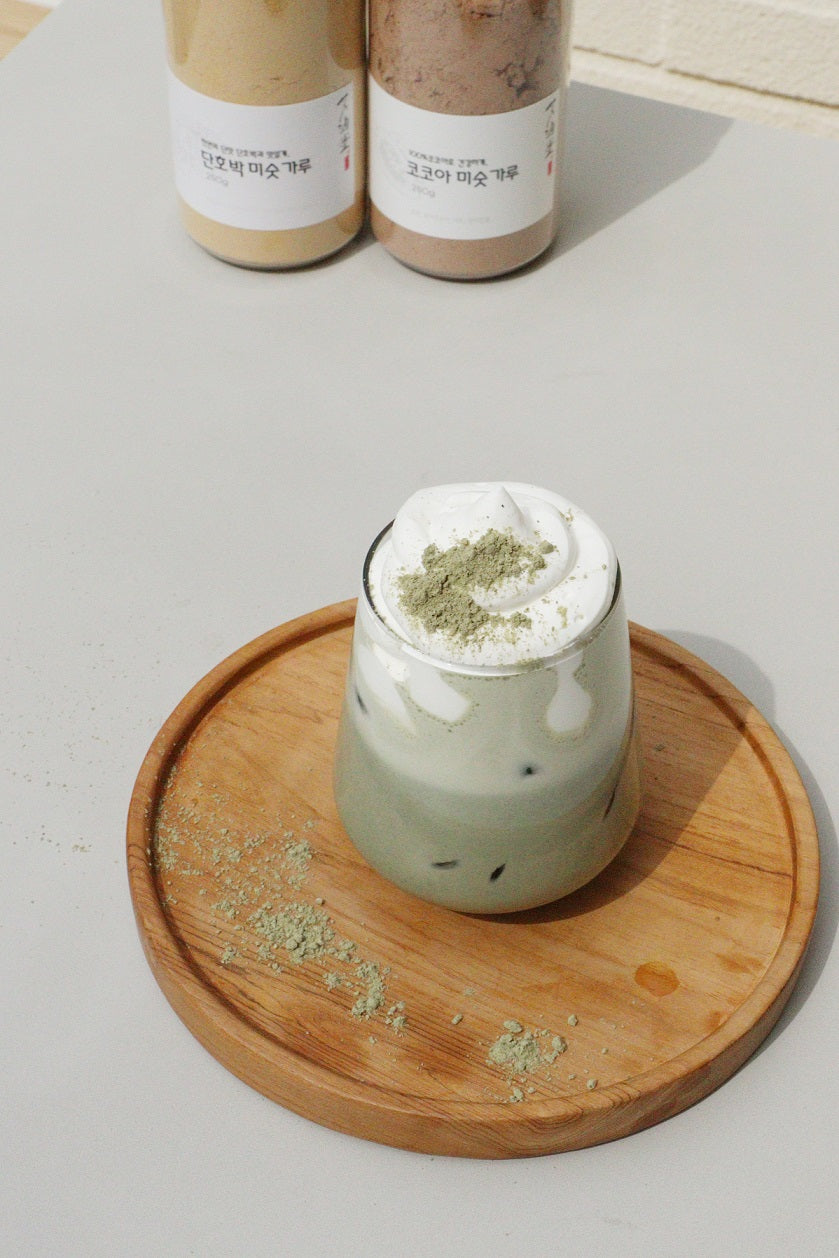 Photo d'un shake lacté de misugaru d'armoise