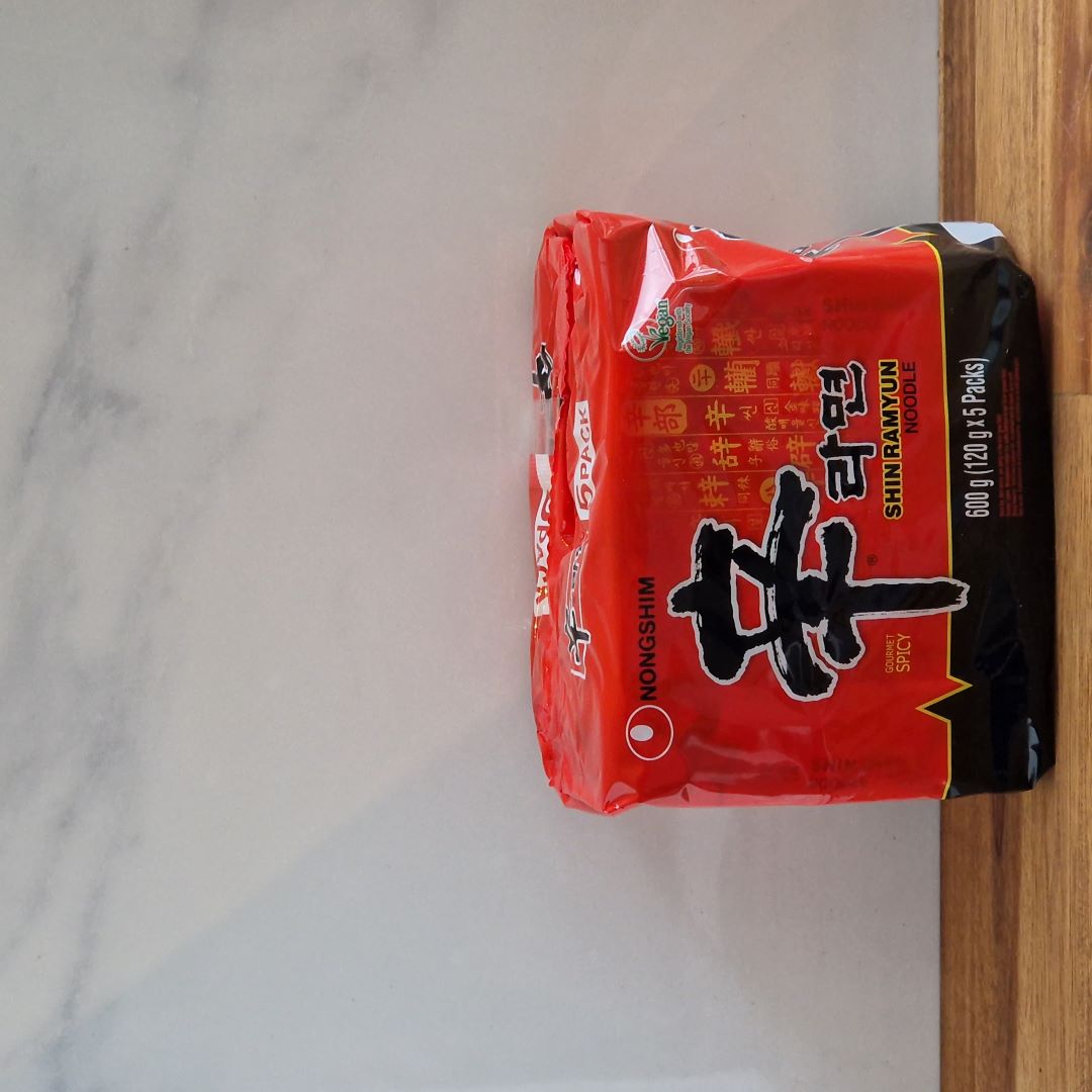 Photo d'un pack de 5 sachets de nouilles ramens instantanées nongshim (saveur épicé, piquant comme les nouilles buldak)