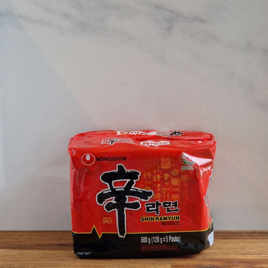 Photo d'un pack de 5 sachets de nouilles ramens instantanées nongshim (saveur épicé, piquant comme les nouilles buldak)