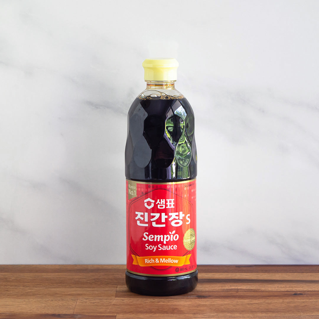 Bouteille de sauce soja sempio sur plan de travail et vue de face
