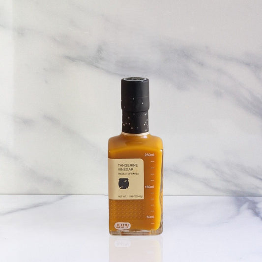 Bouteille de vinaigre coréen de mandarine de l'île de Jeju. Elégante bouteille en verre.