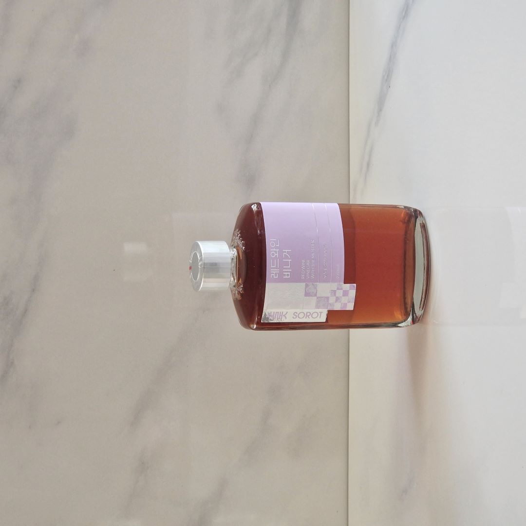 Bouteille de vinaigre de vin rouge coréen sur fond en marbre