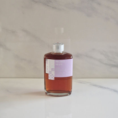 Bouteille de vinaigre de vin rouge coréen sur fond en marbre