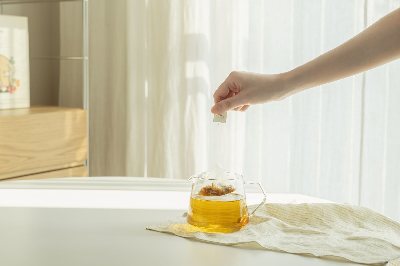 Infusion de ginseng rouge coréen dans une tasse transparente