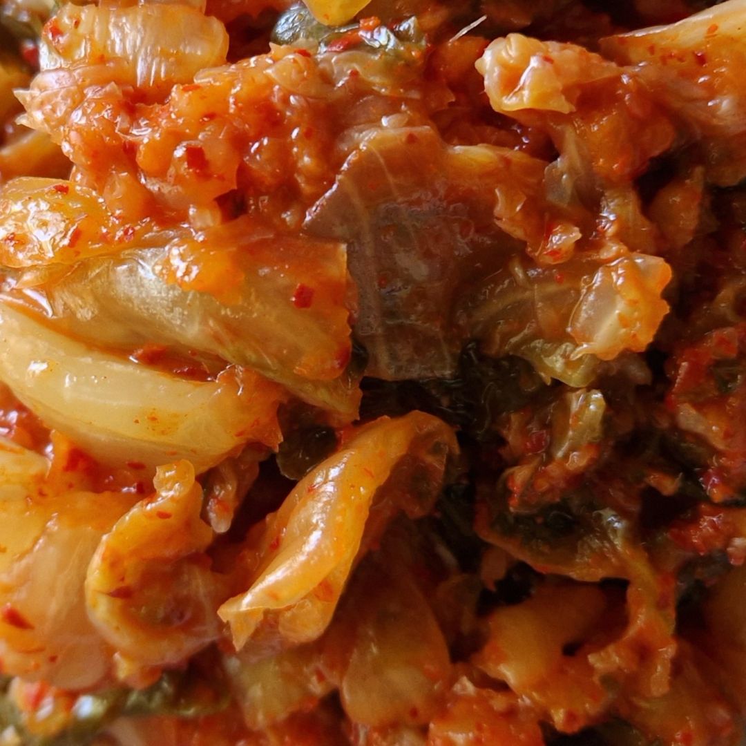 Photo du kimchi en conserve Jongga avec des morceaux de chou croquant