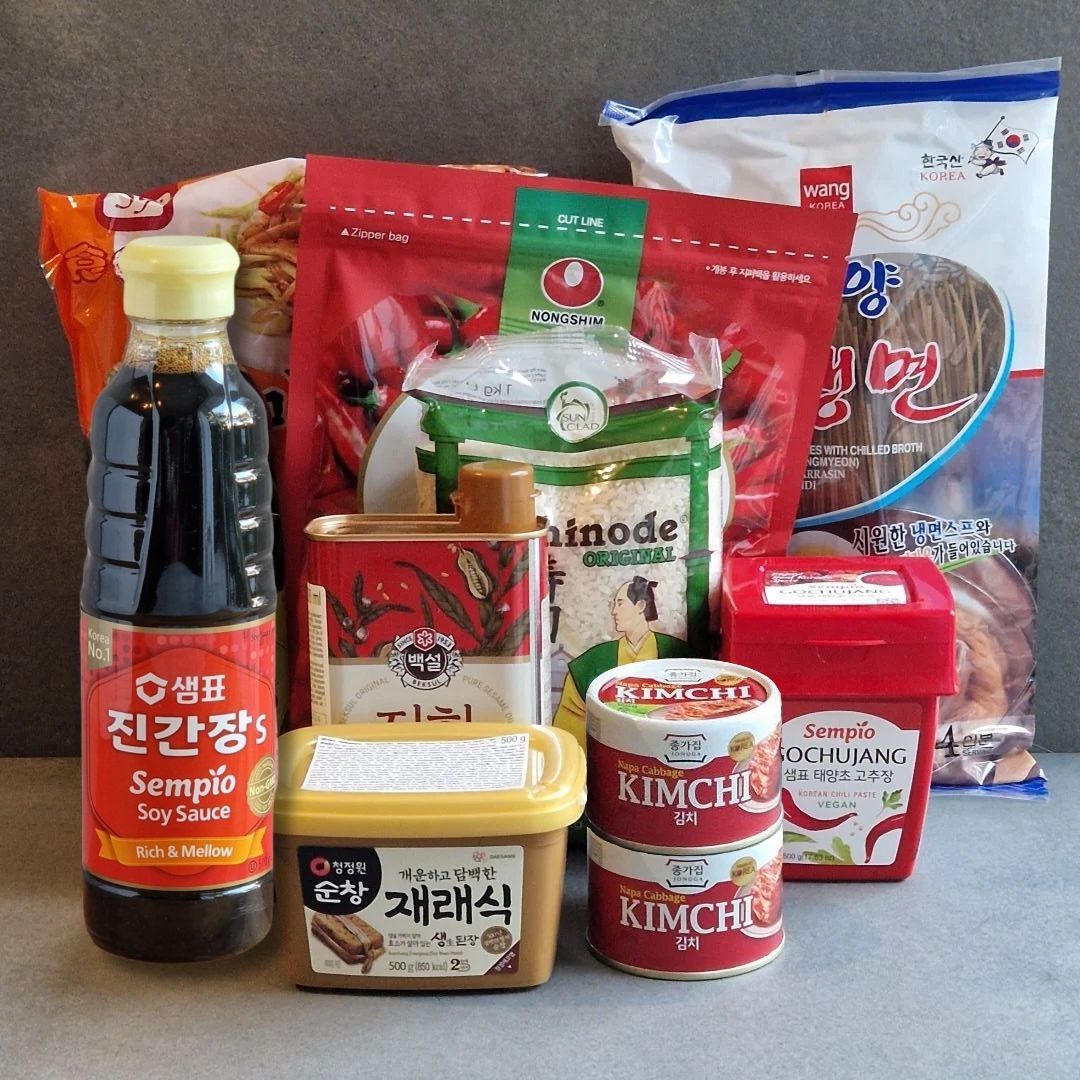 Kit des indispensables de la cuisine coréenne : kimchi, soja, huile de sésame, riz, gochugaru, dangmyeon, naengmyeon, gochujang, doenjang