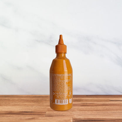 Sriracha Mayo-  sauce crémeuse légèrement pimentée dans une bouteille.