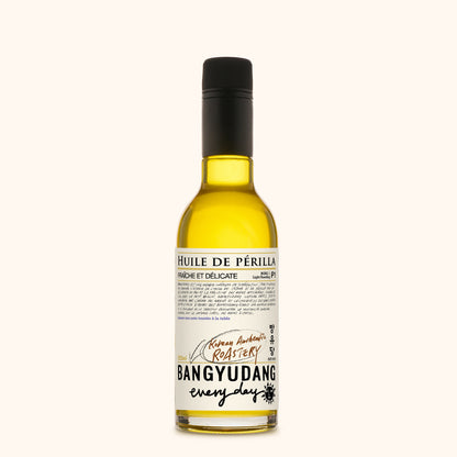 Bouteille de 200ml d'huile de périlla légère Bangyudang P1, fond clair, étiquette jaune pâle et typographie noire.