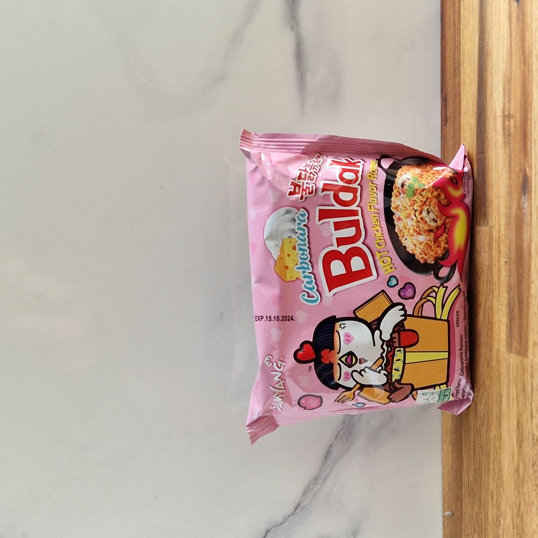 Photo d'un seul sachet de nouilles buldak hot chicken flavor à la sauce fromage carbonara