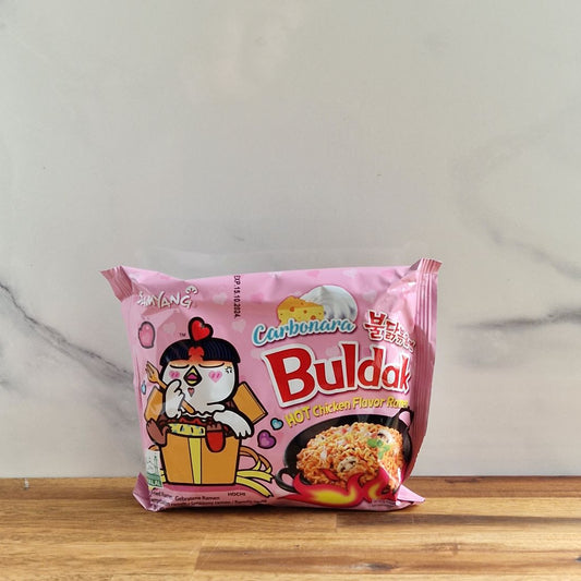 Photo d'un seul sachet de nouilles buldak hot chicken flavor à la sauce fromage carbonara