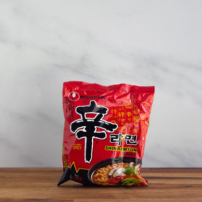 sachet de nouilles instantanées nongshim très piquantes (ramyun, ramen, ramyeon)